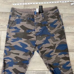 H&M Divided men’s slim camouflage cut off shorts